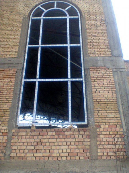 Вы сейчас просматриваете Оконный межпролётный витраж